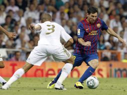 Lionel Messi (D), intenta marcharse del defensa portugués del Real Madrid, Képler Lima Pepe (I), durante el partido de hoy. EFE  /