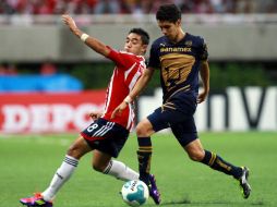 Marco Fabian (I) jugador del Club Guadalajara y David Cabrera de la UNAM, durante juego de la semana 4 del Apertura 2011. MEXSPORT  /