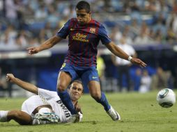 Ricardo Calvaho desvía un pase de Alexis Sánchez (D) en le partido efectuado hoy en Madrid. REUTERS  /