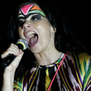 Björk disfruta de un ''Virus''