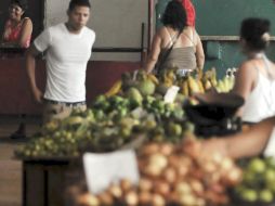 Al subir los precios de los alimentos en cuba, su compra disminuye. EFE  /