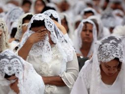 Miles de fieles, vestidos de blanco, participaron ayer en la Santa Convocación. A. HINOJOSA.  /