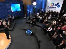 Felipe Calderón en el 'Diálogo Ciudadano', al que asistieron 100 personas. ESPECIAL  /