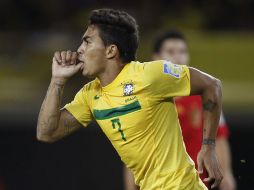 Dudú, quien anotó el penal definitivo para Brasil, corre a festejar con sus compañeros. AP  /