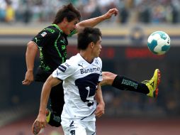 Iván Estrada disputa el esférico con Efraín Velarde. NTX  /