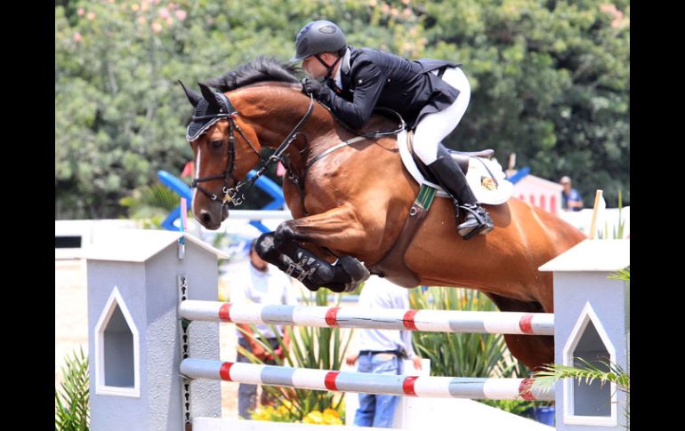 Alberto Michán, jinete del Club Hípico La Silla, tuvo un domingo espectacular. M. FREYRÍA  /