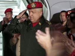 Hugo Chávez al momento de llegar al aeropuerto de Maiquetía, en Caracas. EFE  /