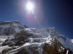 La cota más aceptada establecida en 1954 es de ocho mil 848 metros. ESPECIAL  /