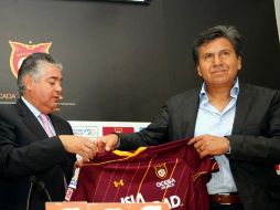 Carlos Leaño (i), presidente de Estudiantes, y Raúl Arias, durante la presentación del nuevo técnico. MEXSPORT  /