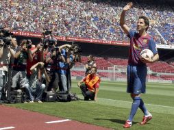 Tras firmar su contrato, Fàbregas salió ante aficionados y medios presentes en la cancha. EFE  /