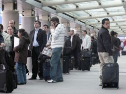 La creciente ola de violencia en el norte del país hace que los viajeros prefieran pagar un viaje aéreo.  ARCHIVO  /