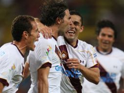 Duilio Davino (C) y Herculez Gómez (D) de Estudiantes, durante el pasado partido contra Atlas. MEXSPORT  /