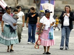 El comisionado federal del Seguro Popular, Salomón Chertorivski, señala que el cáncer de mama le puede dar a cualquier mujer. A. GARCÍA  /