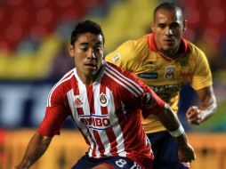 Marco Fabián (Frente) durante un juego contra el Morelia en la jornada cinco del Apertura 2011. MEXSPORT  /