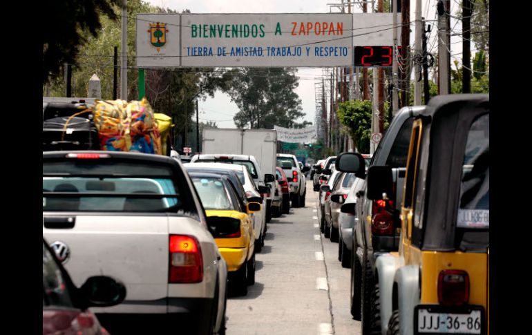 El congestionamiento en Lázaro Cárdenas por la restricción de un carril. A. HINOJOSA  /