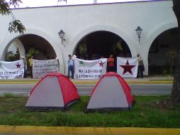 Una veintena de representantes del Sindicato del Colegio de Bachilleres se plantó a las afueras de Casa Jalisco. ESPECIAL  /