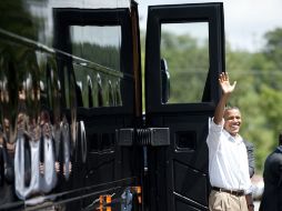 El presidente de EU, Barack Obama, inició una gira en autobús por tres estados del país. AFP  /