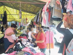 La mayoría de la ropa que se comercializa en los tianguis es vendida 500% más barata porque no pagan impuestos. A. GARCÍA  /