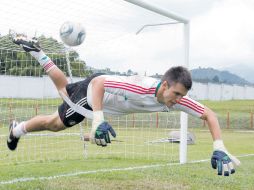El zaguero rojiblanco Kristian Álvarez cambió la defensa por la portería. MEXSPORT  /