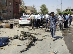 Autoridades inspeccionan los daños causados tras la explosión de una bomba en la ciudad de Nayaf, en Irak. EFE  /