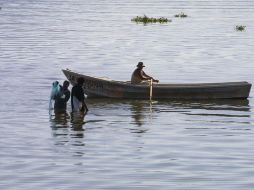 Vecinos del lugar han denunciado a las autoridades la práctica nociva de capturar camarones envenenándolos. ARCHIVO  /