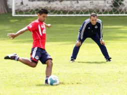 El técnico José Luis Real (D), y el jugador Alberto Medina de Chivas, durante sesión de entrenamiento en Verde Valle. EL INFORMADOR  /