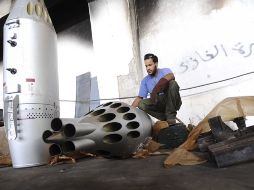 Un soldado rebelde mientras prepara un lanzador de misiles en una base rebelde en Bengasi. EFE  /