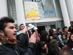 Un grupo se manifiesta en la sede de Unicef en Santiago para exigir una rápida solución al conflicto educativo. EFE  /