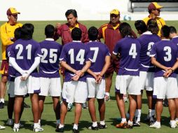 El técnico de la escuadra zapopana instruye a los jugadores desde su primer dia para afianzar el triunfo contra Pachuca. MEXSPORT  /