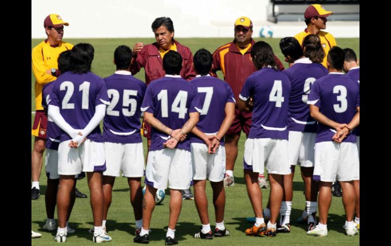 El técnico de la escuadra zapopana instruye a los jugadores desde su primer dia para afianzar el triunfo contra Pachuca. MEXSPORT  /