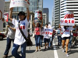 Activistas protestaron contra las deportaciones frente a la sede de la campaña de reelección de Barack Obama. EFE  /