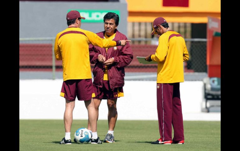 Raúl Arias (centro) habla con los miembros de su cuerpo técnico. MEXSPORT  /