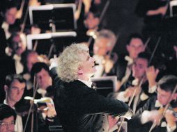 Simon Rattle en plena acción, al frente de la que es considerada la mejor orquesta: la Filarmónica de Berlín. ESPECIAL  /