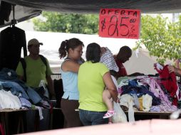 A pesar de los riesgos a la salud, la gente acude a los tianguis a comprar ropa de “segunda”. A. GARCÍA  /