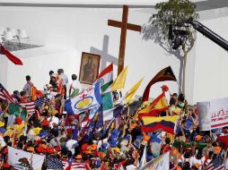 Personas se congregan en Madrid por la Jornada Mundial de la Juventud, en la que participará el Papa Benedicto XVI. EFE  /