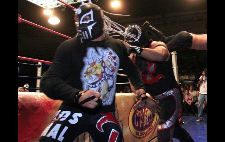 En las dos luchas estrellas, los técnicos se llevaron la victoria. ARCHIVO  /