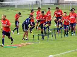 Jugadores de Chivas realizan ejercicios físicos durante la práctica rojiblanca en Verde Valle. A. CAMACHO  /