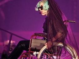 Lady Gaga vestida de sirena y en una silla de ruedas. ESPECIAL  /