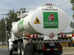 Más de tres mil camiones de Pemex serán vigilados en tiempo real con la ayuda de Google Earth. ARCHIVO  /