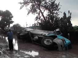 En la fotografía, pipa de agua volcada al caer en un canal que construían en el lugar. A. RAMÍREZ  /