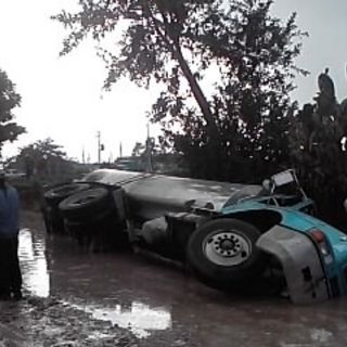 Falta de señalamientos provoca accidente en Camino Real