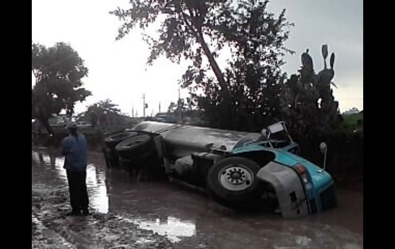 En la fotografía, pipa de agua volcada al caer en un canal que construían en el lugar. A. RAMÍREZ  /