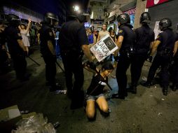 Policías antimotines se enfrentaron con manifestantes en Madrid tras la marcha contra la visita del pontífice. AP  /