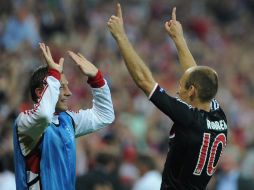 Arjen Robben (D) celebra con su compañero Ivica Olic el triunfo del equipo alemán. AFP  /