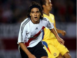 El jugador (I) es la prioridad del club rojiblanco para reforzar su delantera. MEXSPORT  /