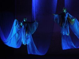 La interpretación se acompaña de coreografías que ejecutan bailarines acróbatas con arneses. INBA  /