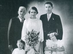 El escultor italiano Vicente Gusmeri Capra (+) con su hija Eleonora, su yerno Serafino Gerini, Guido Ramella y la menina Watanabe.  /
