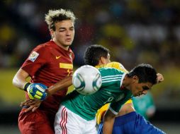 El mexicano Taufic Guarch y el portero brasileño Gabriel disputan un balón en el partido de semifinales. REUTERS  /