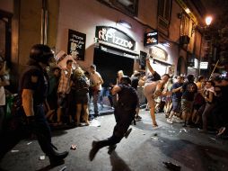 En Madrid, policías se enfrentan con manifestantes que protestan por la visita de Benedicto XVI. AP  /