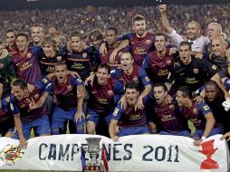 Jugadores del Barcelona celebran con el primer título obtenido en la nueva temporada 2011-2012. EFE  /